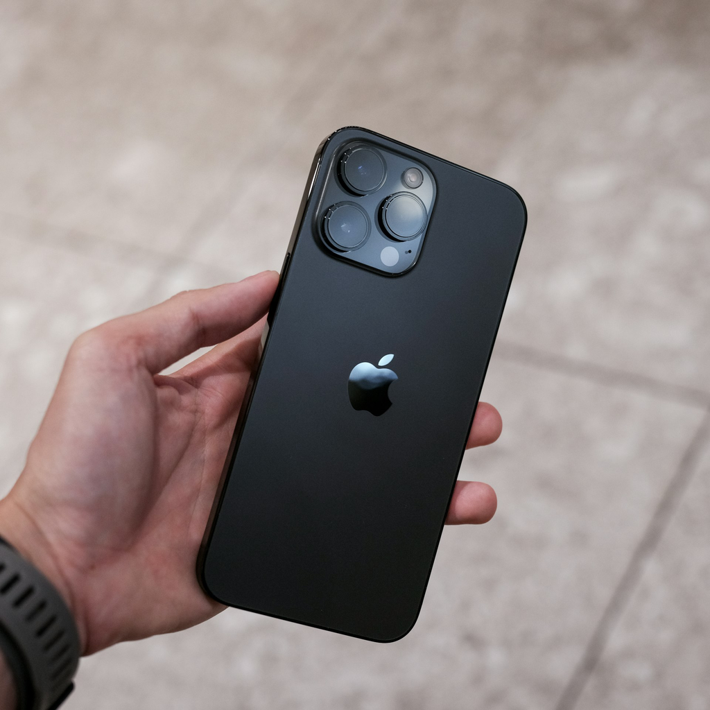 unsplash_4QAO0RMfqA4_iPhone 14 pro max.webp.jpg.jpg.jpg.jpg.jpg